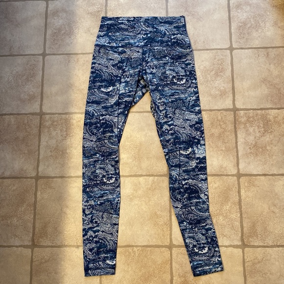 Lululemon 28” aligns paisley print - Picture 2 of 6
